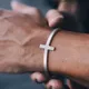 Bracelet manchette croix argentée, bracelets croix latérales en acier inoxydable, bracelet manchette