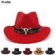 Chapeau de Cowboy fedora épais, couvre-chef monochrome rouge bouclé, avec logo tête de taureau,