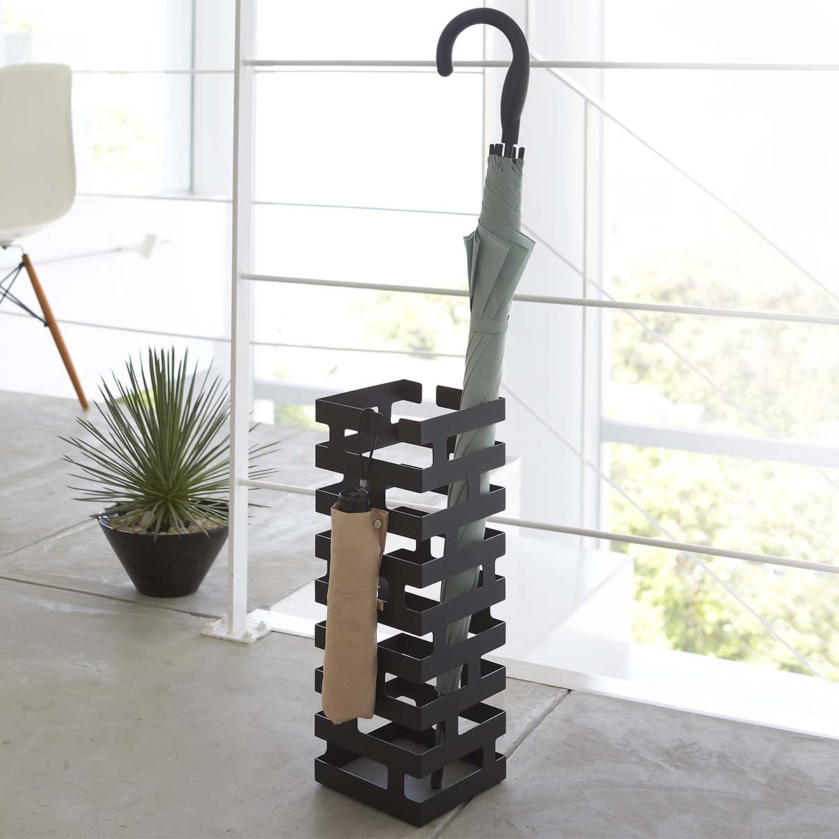 Yamazaki Schirmständer Regenschirmständer schwarz Metall modernes Design 15x43x15cm "BRICK" Image