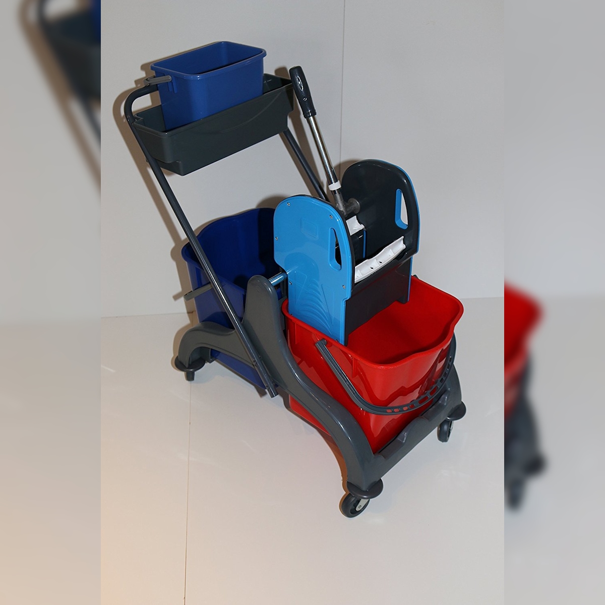 CleanSV© Aura2+ Reinigungswagen mit Ablage und 5 Liter Eimer, Wischwagen, Putzwagen aus Kunststoff, Profi Moppresse, 2 Eimer (rot / blau) und Deichsel Image