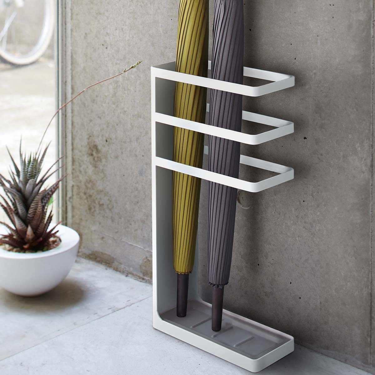 Yamazaki Schirmständer Regenschirmständer weiß Metall schmal modern platzsparend 10x44x23cm "LAYER" Image