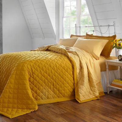 BH Studio Reversible Quilted Bedspread by BH Studio in Gold Maize (Size QUEEN)