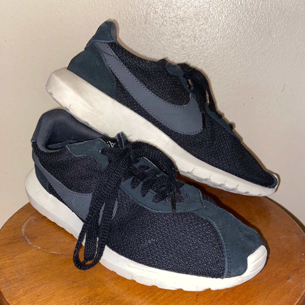 Nike Shoes | Men’s Nike Roshe Shoes | Color: Black | Size: 8.5