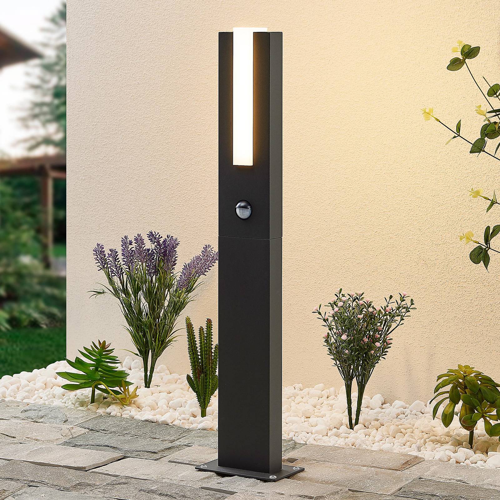 Lucande LED-Wegelampe Virgalia, Bewegungsmelder, 65 cm, IP54 Virgalia, schwarz, Aluminium, Modern