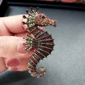 Broche en forme d'hippocampe avec strass couleurs accessoire créatif et mignon pour femme