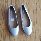 American Eagle Outfitters Shoes | Brand New, American Eagle Size 6 Silver Glittered Shoes. | Color: Silver | Size: 6