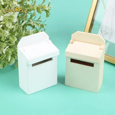 Boîte aux lettres en bois pour maison de poupée échelle 1/12 avec décalcomanies Miniature