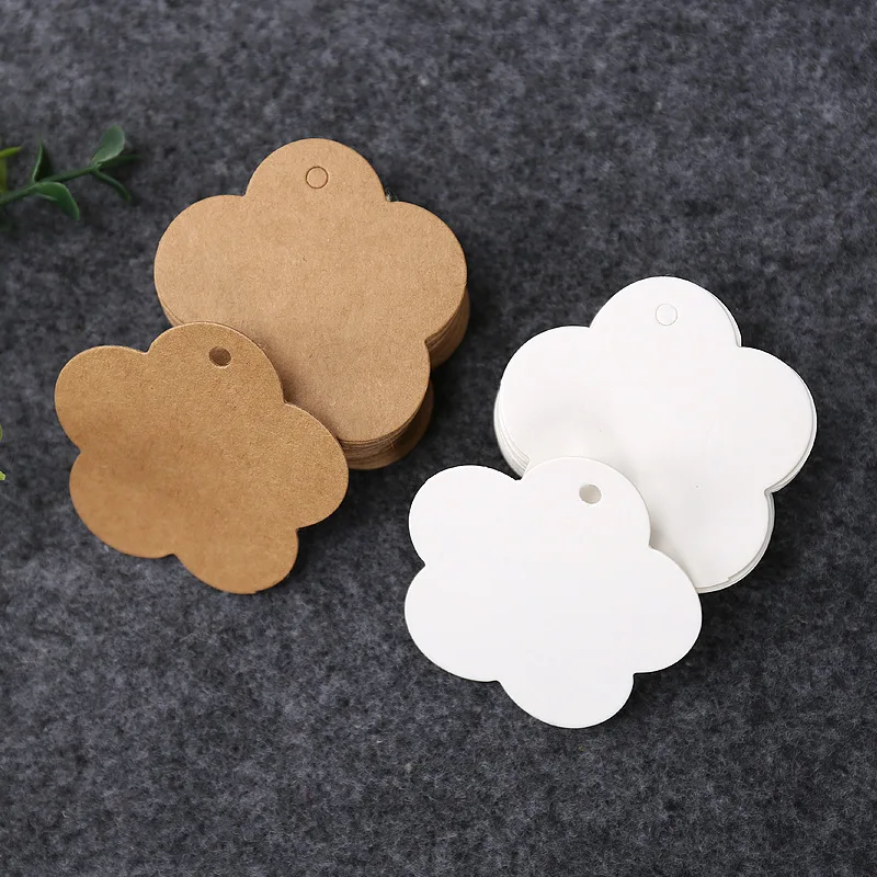 Étiquettes en papier kraft blanc en forme de fleur, étiquette volante pour vêtement, accessoires de bijoux, cartes d'étiquette, fournitures d'emballage bricolage, 50 pièces