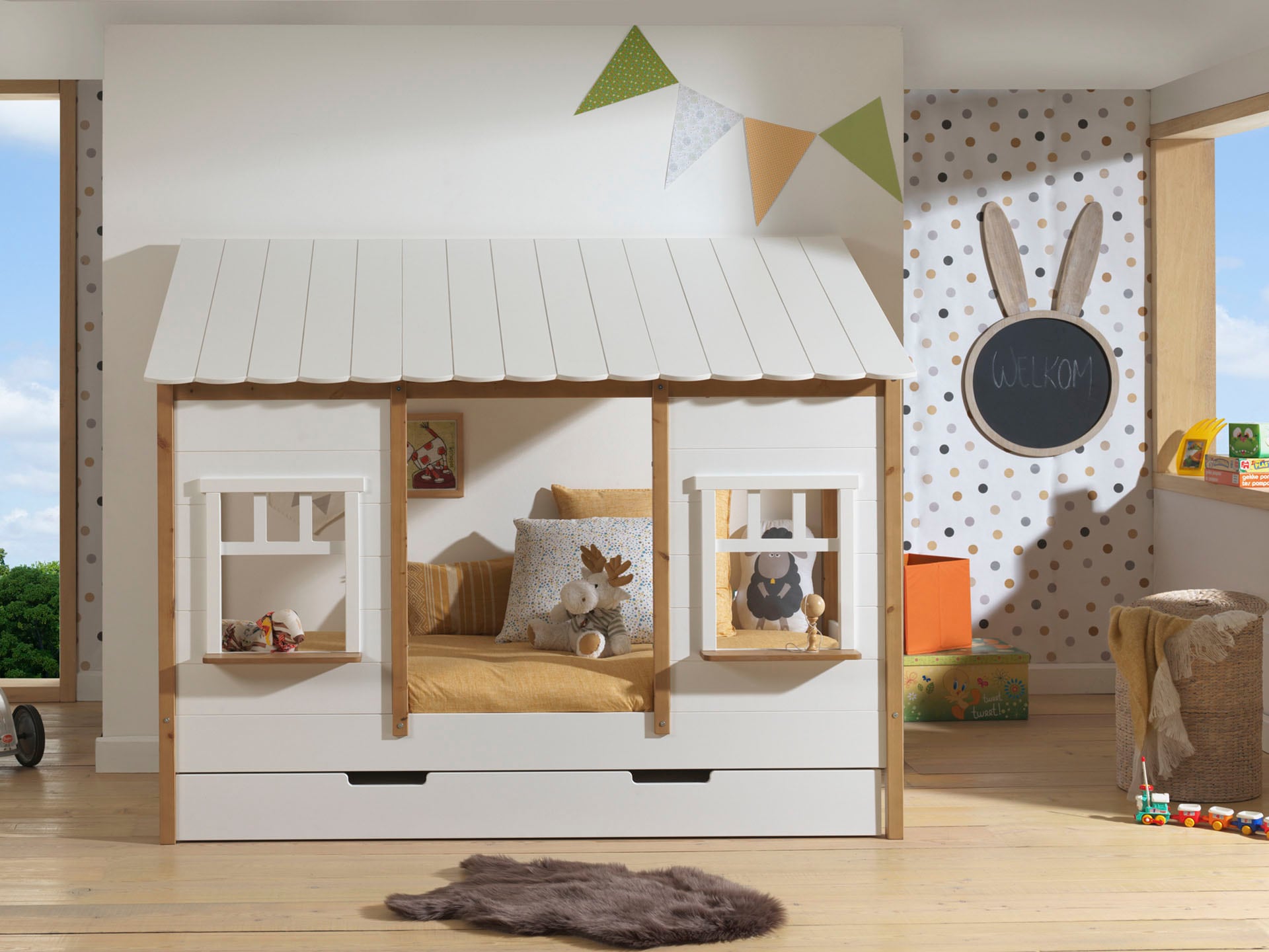 Kinderbett VIPACK "Hausbett, aus MDF und Massivholz weiß lackiert mit farblichen Absatz", braun (weiß, kiefer oak), B:105,3cm H:174cm L:214cm, Betten, Hochbett, inkl. Rolllattenrost, wahlweise mit oder ohne Bettschublade auf Rollen Image