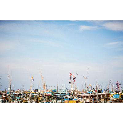 Fototapete ARCHITECTS PAPER "Sri Lanka Boat", bunt (blau, braun, rot), B:4m L:2,7m, Vlies, Tapeten, Vlies, Wand, Schräge Image