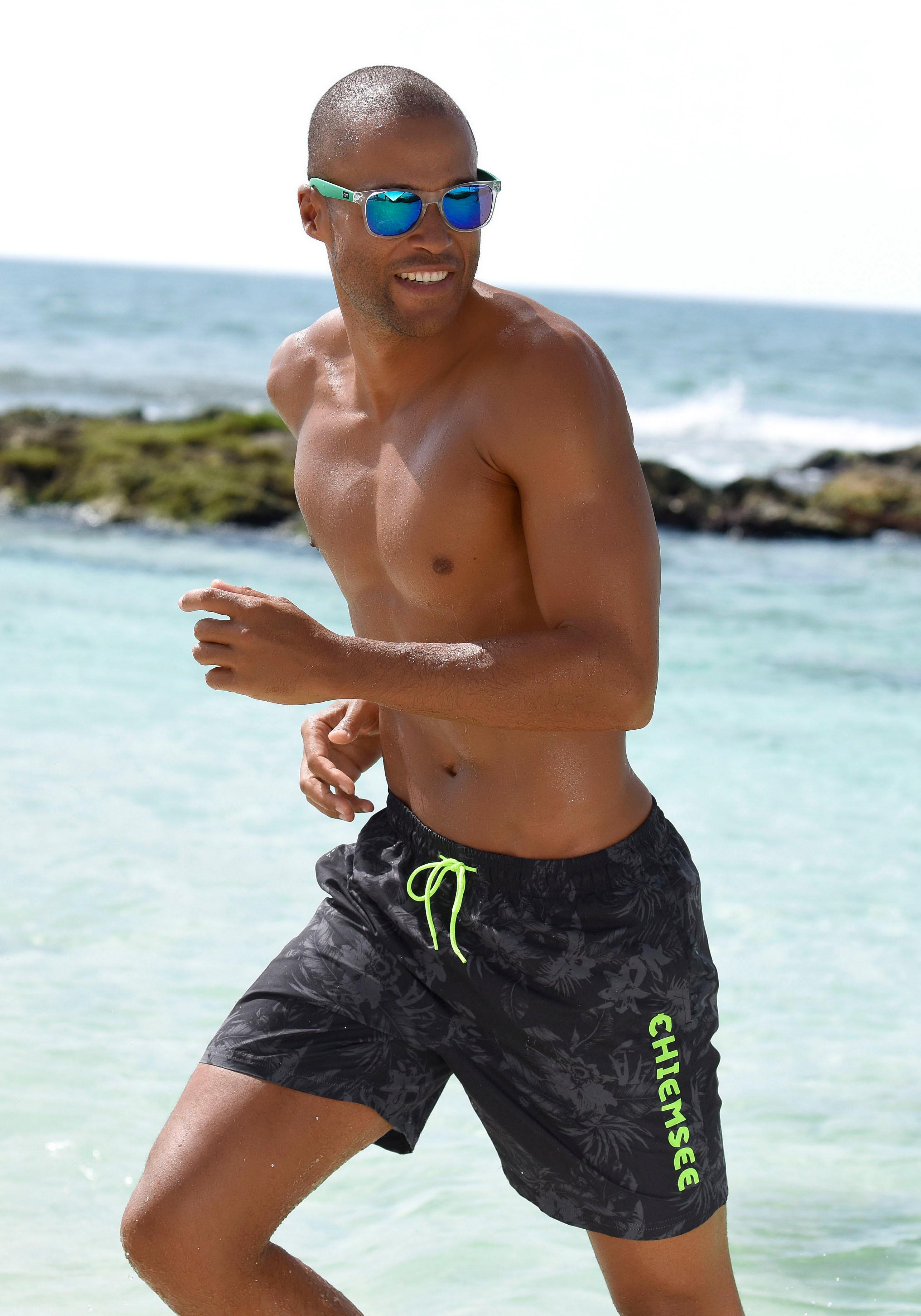 Badeshorts CHIEMSEE "Esra", Herren, Gr. L52, N-Gr, schwarz (schwarz, bedruckt), Polyester, bedruckt, Badehosen, mit Dschungelprint Image