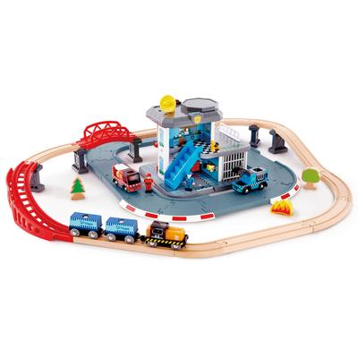 Spielzeug-Eisenbahn HAPE "Notfall Hauptquartier" Spielzeugfahrzeuge bunt Kinder Ab 3-5 Jahren Spielzeugfahrzeuge mit 2 Fahrzeugen Licht & Sound