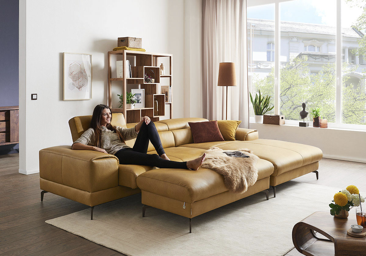 Polsterhocker W.SCHILLIG "piedroo", gelb (kurkuma z69), B:141cm H:42cm T:70cm, Longlife Xtra-Leder Z69: Das feinnarbige, gedeckte Softleder Z69 besticht durch seine außergewöhnliche Weichheit im trendigen »Vintage-Look«, Hautstärke 0, 9 - 1, 1 mm,...