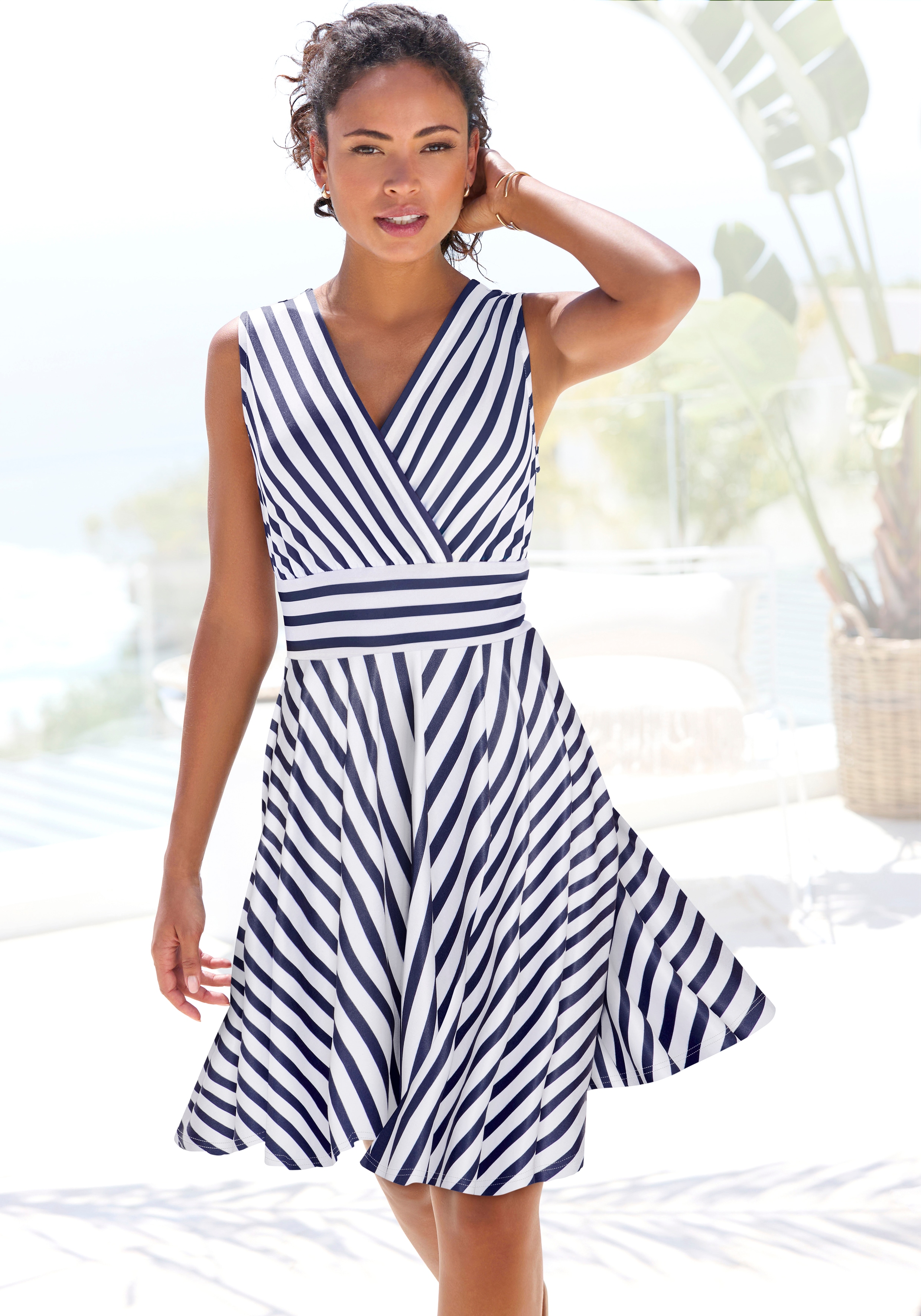 Sommerkleid LASCANA, Damen, Gr. 38, N-Gr, blau (marine, weiß, gestreift), Jersey, Obermaterial: 95% Polyester, 5% Elasthan, figurumspielend kniefrei, V-Ausschnitt, Kleider Sommerkleid, mit Streifenprint, Wickelkleid, tailliertes Minikleid, casual-chic
