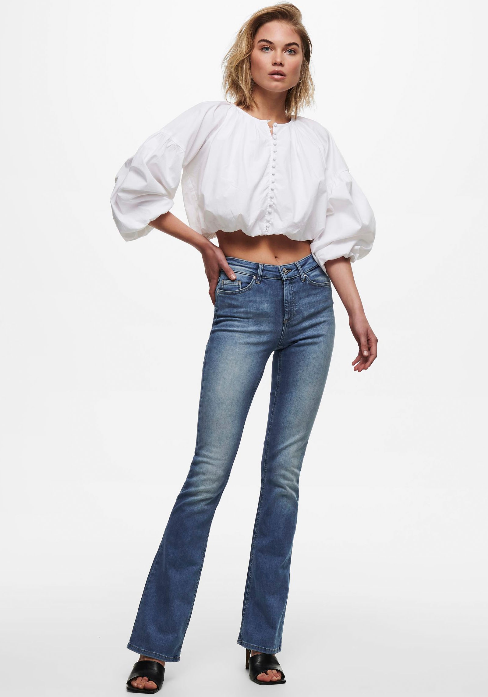 Bootcut-Jeans ONLY "ONLBLUSH – Bootcut-Jeans mit Mid Waist für bequeme Silhouette", Damen, Gr. XL (42), Länge 34, blau (medium blau denim), Denim/Jeans, Obermaterial: 92% Baumwolle, 6% Elastomultiester, 2% Elasthan, Abriebeffekte, bootcut fit,... Image