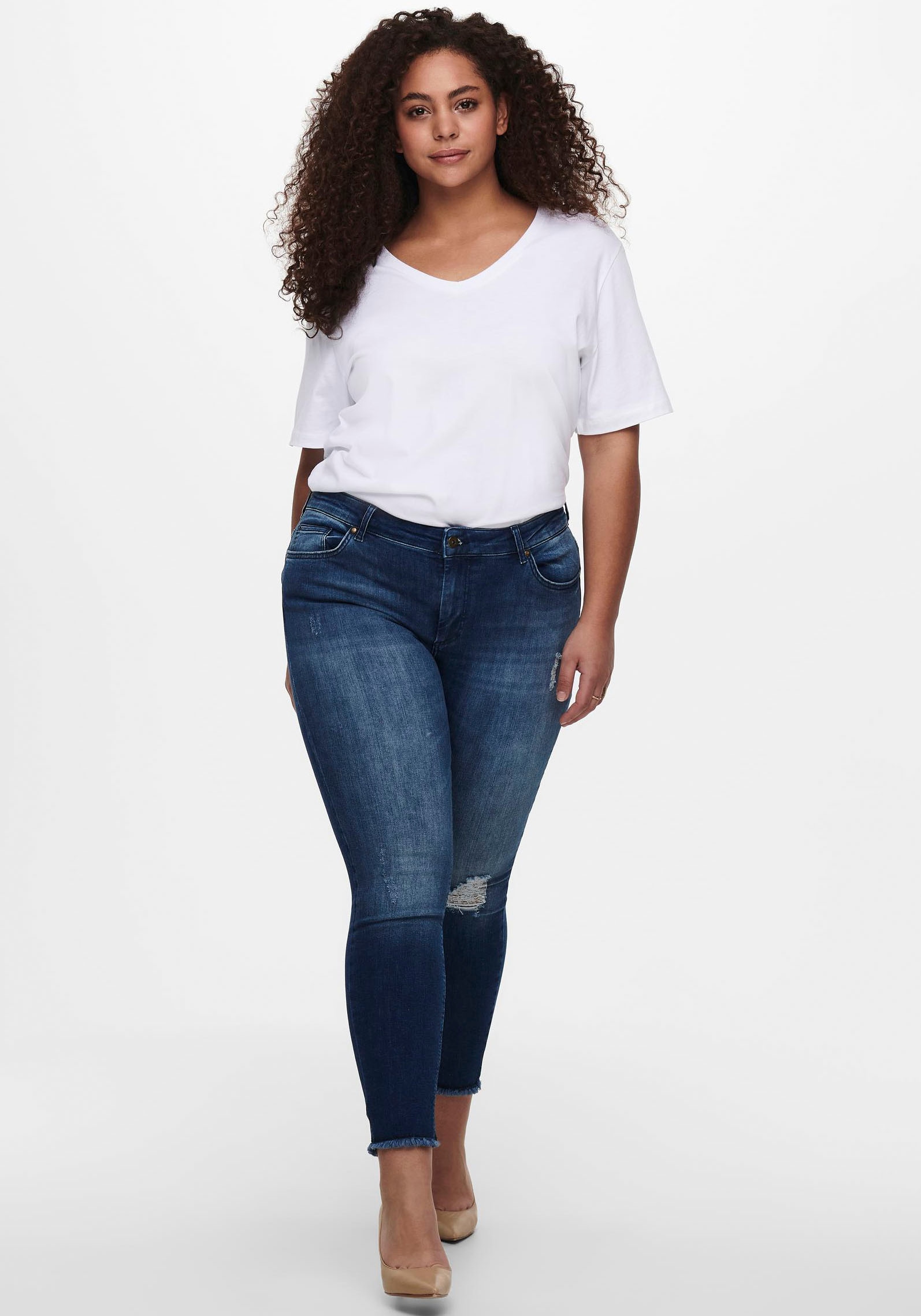 Skinny-fit-Jeans ONLY CARMAKOMA "CARWILLY REG SKINNY ANK JEANS", Damen, Gr. 44, Länge 32, blau (blau, used), Jeans, Obermaterial: 94% Baumwolle, 4% Polyester, 2% Elasthan, Destroyed-Effekte, knöchelfrei, Jeans, mit Fransensaum, Topseller