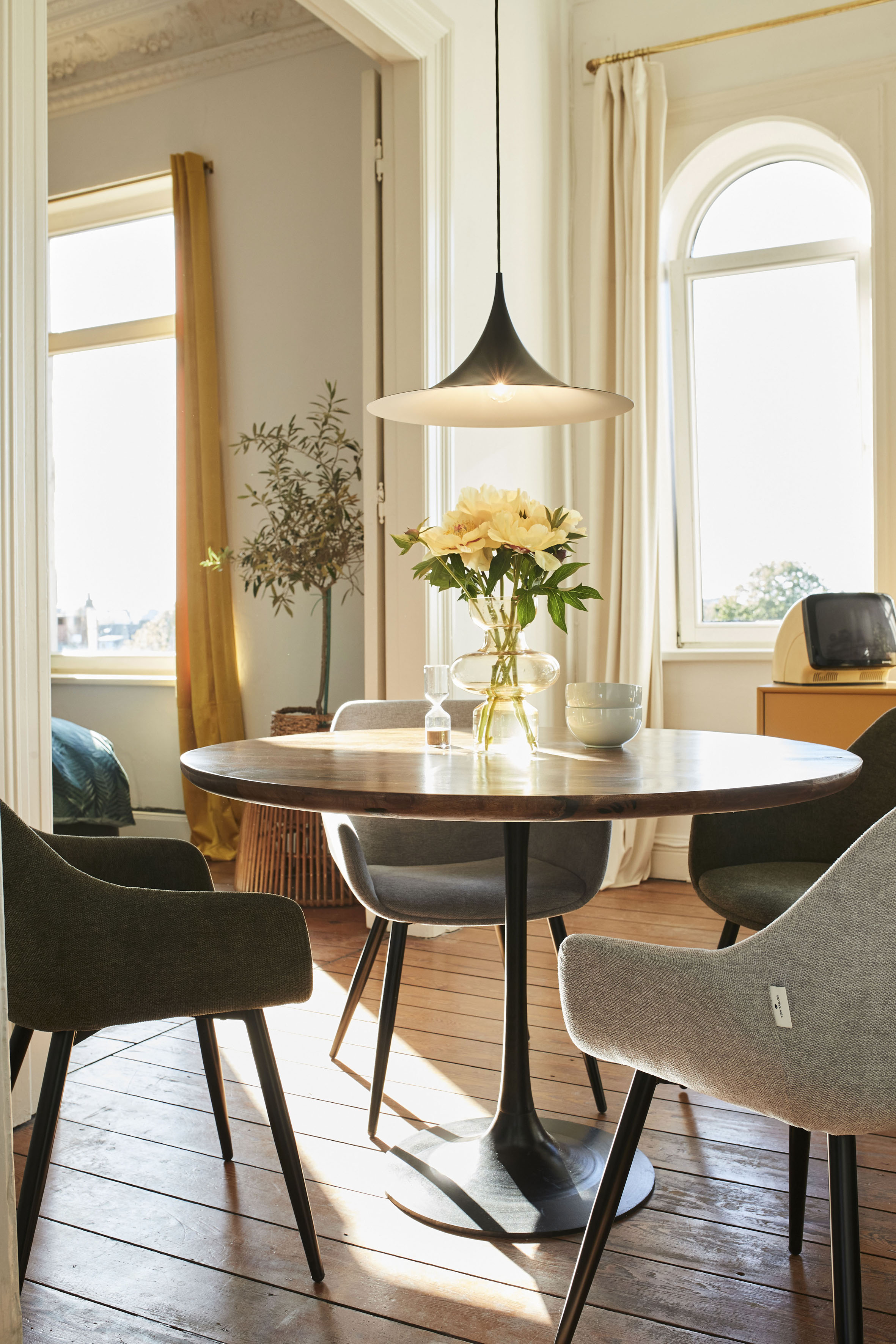 Esstisch TOM TAILOR HOME "T-MODERN TABLE ROUND", schwarz (natur, schwarz), B:120cm H:76cm T:120cm, Tische, Esstisch, aus Mangoholz, Knopfdetail, Moderne Eleganz durch abgerundete Kante