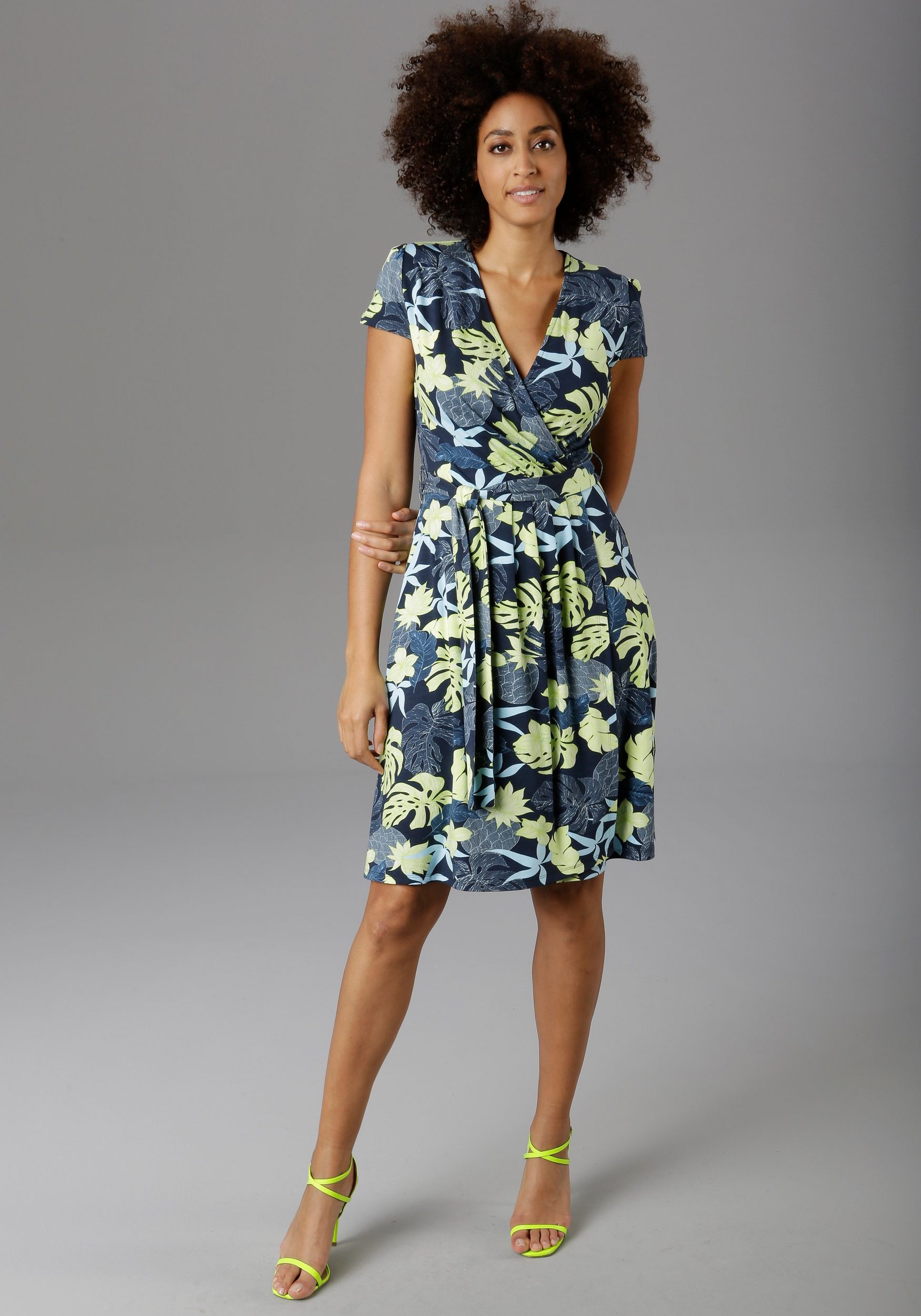 Sommerkleid ANISTON SELECTED, Damen, Gr. 44, N-Gr, bunt (schwarz, weiß, hellblau, hellgrün), Jersey, Obermaterial: 95% Viskose, 5% Elasthan, bedruckt, figurumspielend knieumspielend, V-Ausschnitt, Kleider, in modischen Farben Image