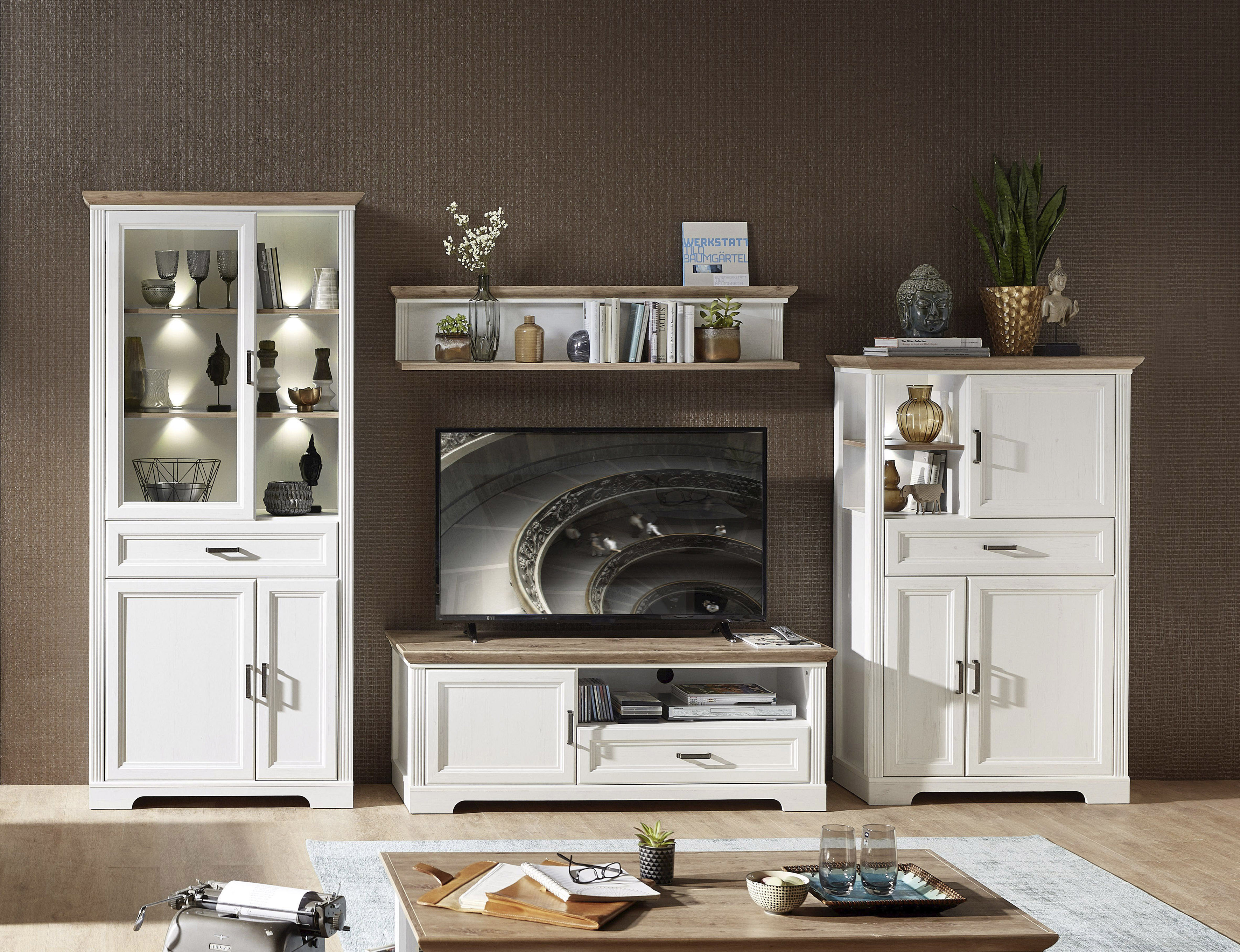 Wohnwand INNOSTYLE "Jasmin", weiß (piniefarbe, weiß, eichefarben), Holzwerkstoff piniefarben-weiß (Korpus)/MDF piniefarben-weiß (Front)/MDF eichefarben (Absetzung), Holzwerkstoff, MDF, Kastenmöbel-Sets, inkl. LED-Beleuchtung, mit Soft-Close-Funktion