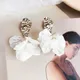 Boucles d'oreilles clip pétale de fleur en acrylique blanc pour femmes bijoux d'oreille