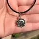 Collier ras du cou à breloque soleil vibrante collier ras du cou en cuir noir pendentif soleil de