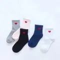 Chaussettes chaudes et mignonnes pour femmes en coton pur avec joli cœur pour l'automne et