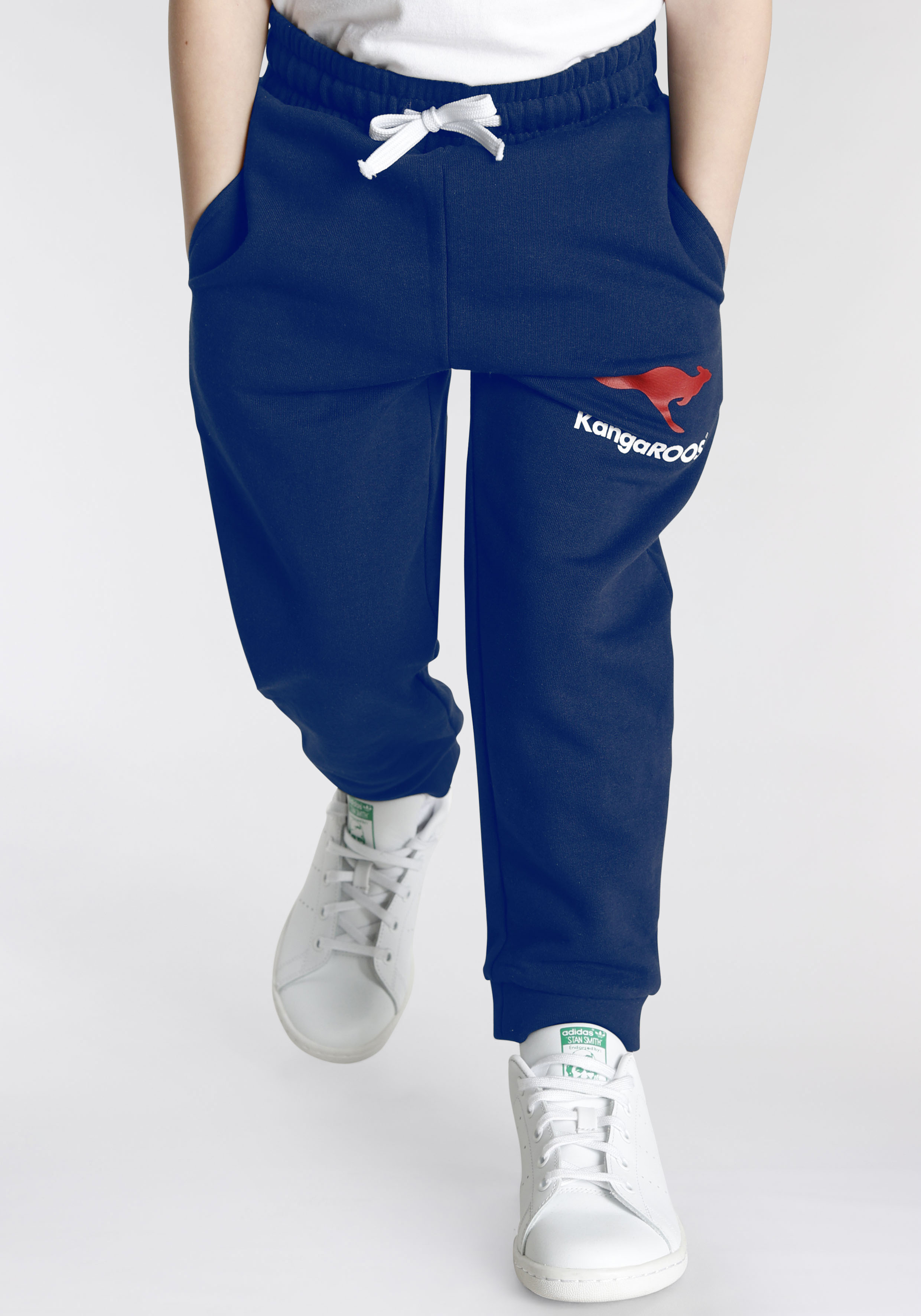 Sweathose KANGAROOS "Jogginghose mit Logo-Print", Jungen, Gr. 104/110, N-Gr, blau (marine), Sweatware;angeraute Sweatware, Obermaterial: 100% Baumwolle, bedruckt, Sportlich, Basic lang, Hosen, Basic für kleine Jungen Image