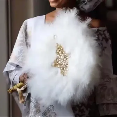 Éventail plumes blanches pour dames double face éventail nigérian mariage nouveau design