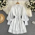 Mini robe française élégante en dentelle blanche pour femmes col montant broderie de luxe ajouré