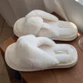 Pantoufles de fourrure moelleuses croisées pour femmes chaussures de sol d'intérieur plates
