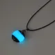 Collier pendentif à la mode doit absorber la lumière et briller dans le noir. Bijoux cadeaux pour