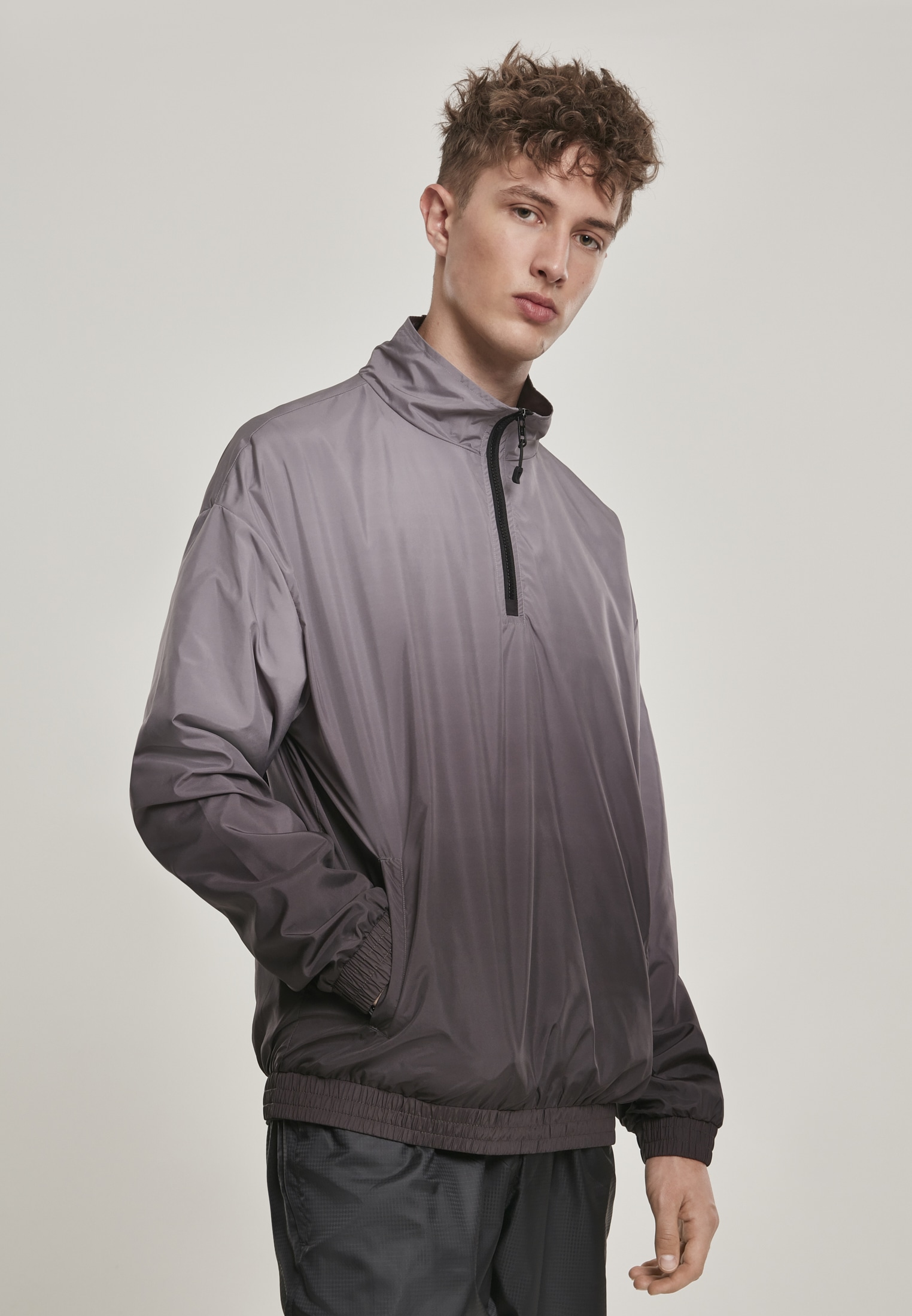 Allwetterjacke URBAN CLASSICS "Urban Classics Herren Gradient Pull Over Jacket", Herren, Gr. M, schwarz (schwarz, grau), 100% Polyester, Casual, loose fit, amerikanischer Ausschnitt, Jacken