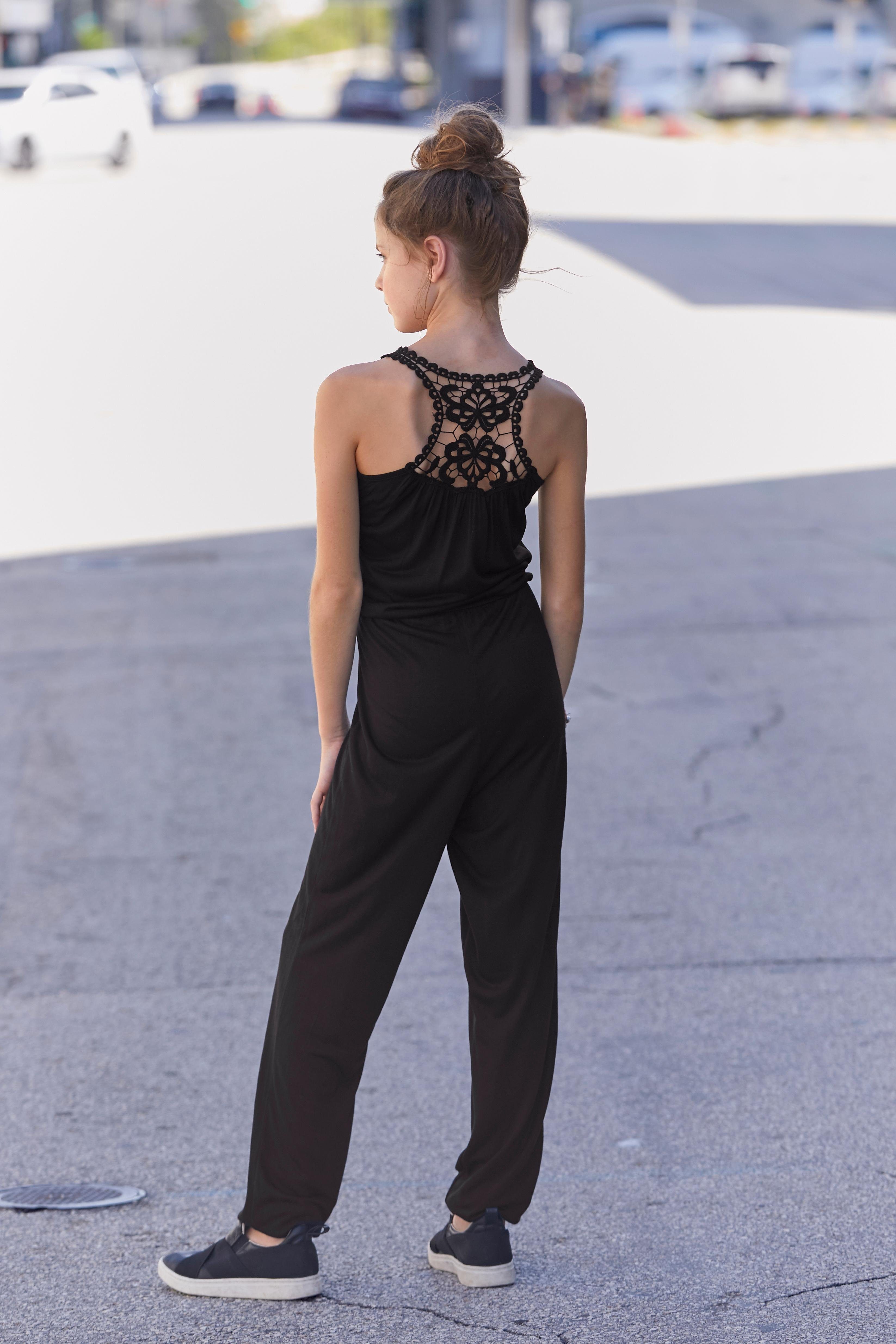 Overall KIDSWORLD "Jumpsuit mit aufwendigen Details", Mädchen, Gr. 146, schwarz, Jersey, Obermaterial: 100% Viskose. Spitze: 100% Baumwolle, unifarben, modisch, weit lang, Rundhals, Overalls, mit Spitzeneinsatz im Rücken Image