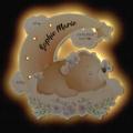 Nachtlicht Mond personalisiert Baby Teddy Bär Wand Lampe mit Namen I Geschenk zur Geburt Taufe für Junge & Mädchen I Batteriebetrieb