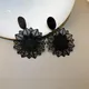 Vintage Großen Schwarzen Blume Clip auf Ohrringe für Frauen Übertrieben Rock Persönlichkeit Nicht