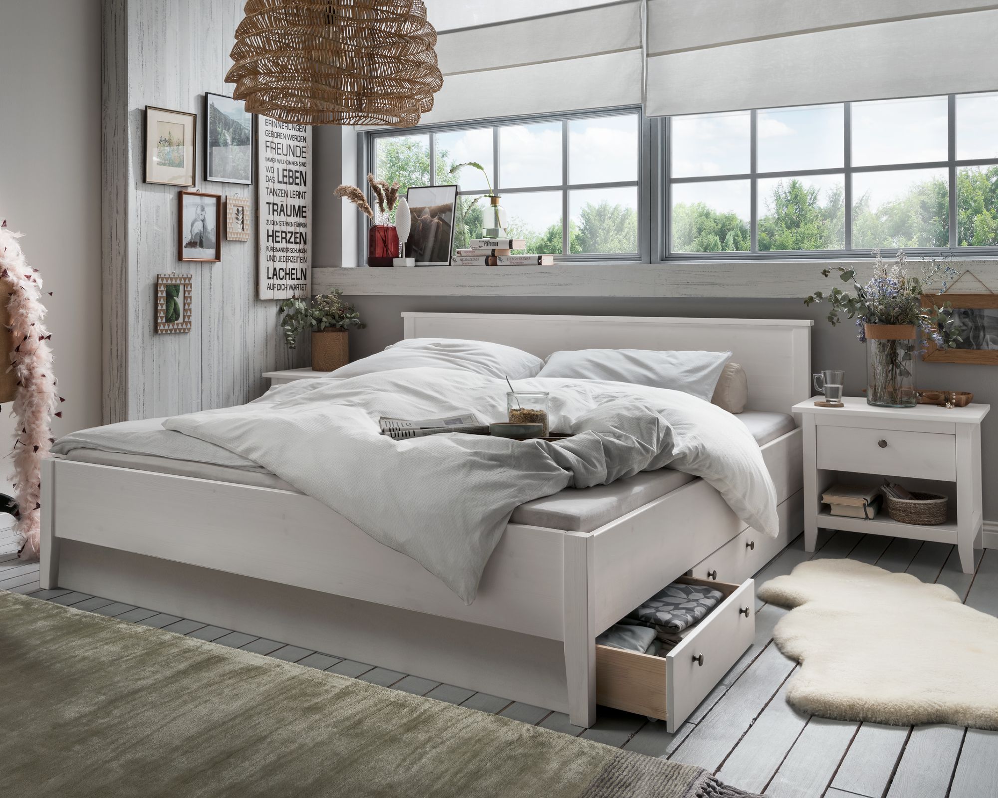 Massivholz »Solvita« Bett weiß 200x200 cm / weiß / mit 2 Bettkästen