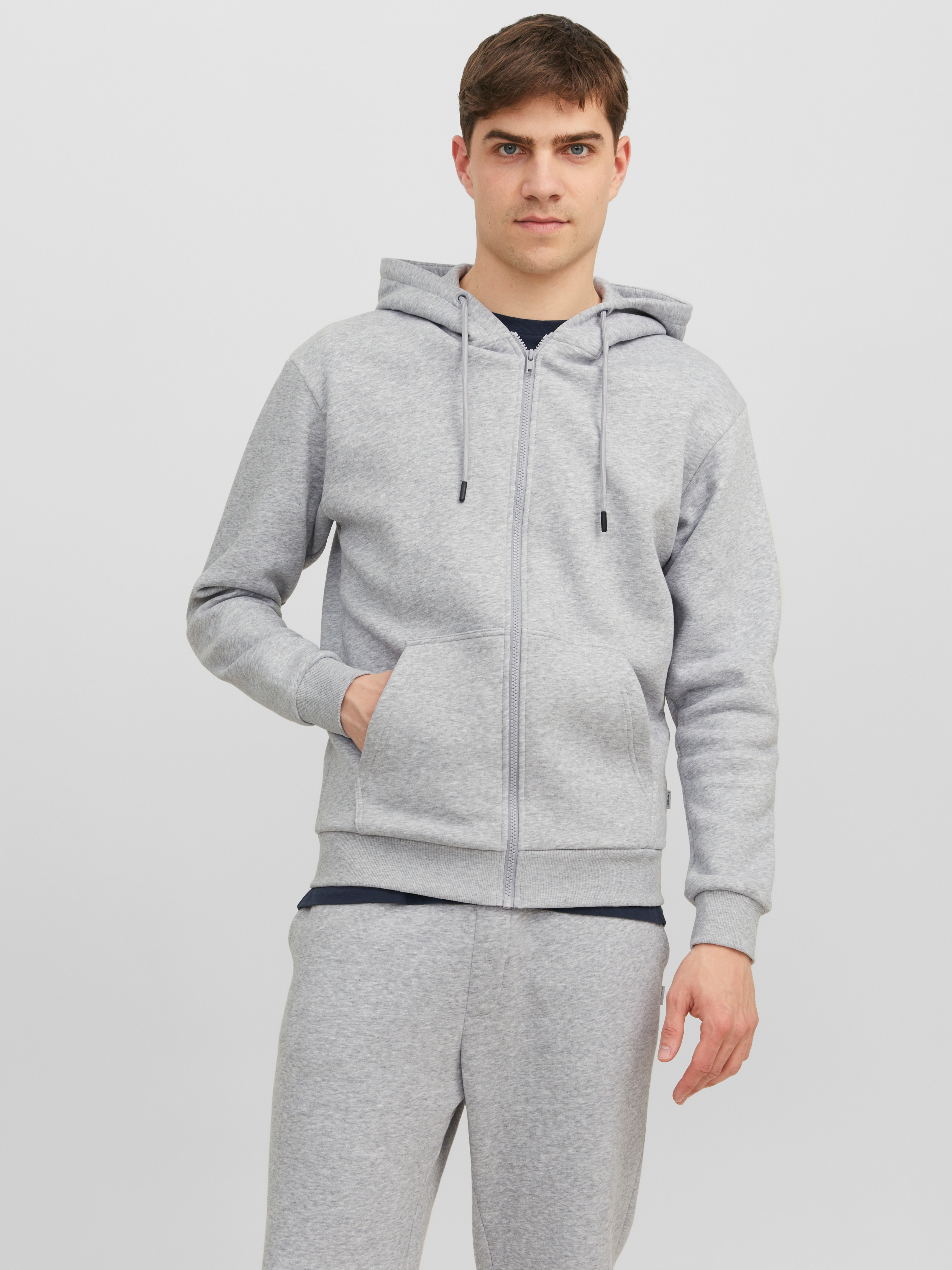 Kapuzensweatjacke JACK & JONES "JJEBRADLEY mit Kapuze, ideal für kalte Jahreszeit", Herren, Gr. M, grau (light grau melange), angeraute Sweatware, Obermaterial: 61% Polyester, 39% Baumwolle, meliert, loose fit taillenbedeckt, ohne Ausschnitt,...