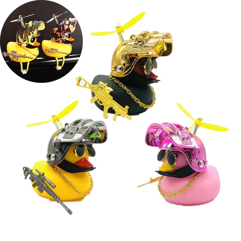 Accessori motore Anatra gialla con casco per bici Accessori auto per auto Casco terziario Anatra Ornamenti per auto Decorazione interna