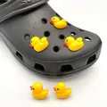 5/10Pcs originale Little Yellow Duck Icon ciondoli per scarpe decorazione per zoccoli Crocs per