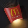 Veilleuse McDonald's frites livre bureau décoration de table arche dorée alphabet M sommeil