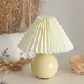 Lampada da tavolo in ceramica pieghettata camera da letto INS Girl lampada da comodino nordica