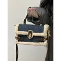 Sac à bandoulière en denim et laine d'agneau pour femme petit sac carré d'épissure de fouet design