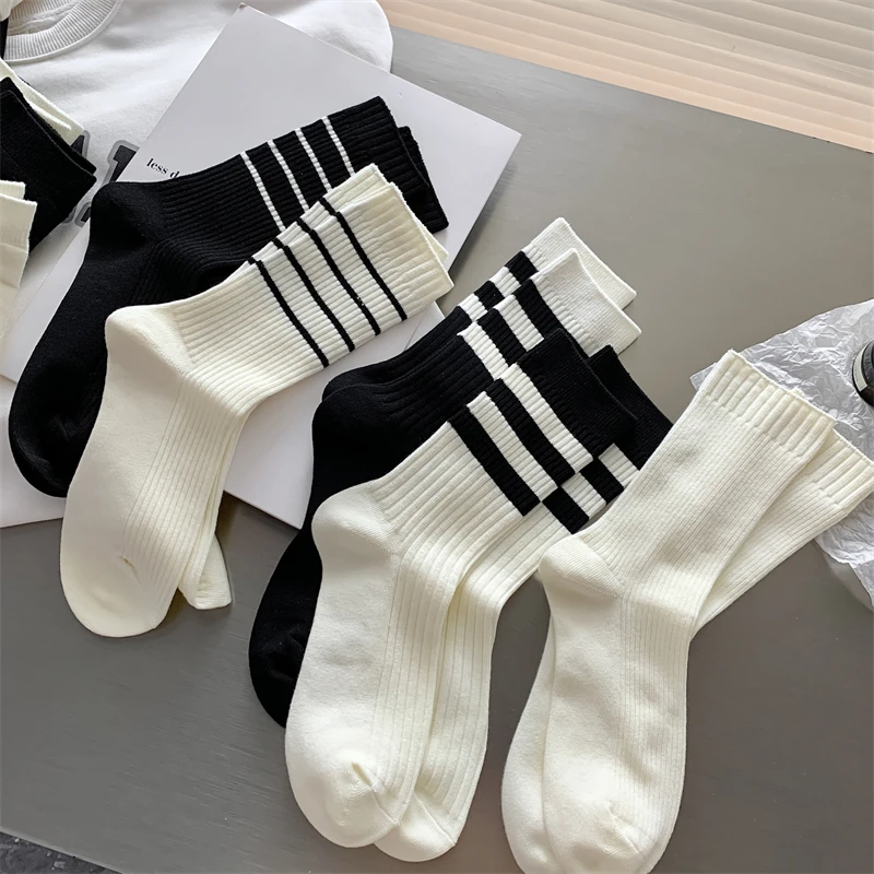 Socken Für Frauen Neue Einfache Mädchen Japanische Mode Schwarz Gestreiften Socken Atmungsaktive Lange Weiße Crew Socken Weiblichen Koreanischen Stil