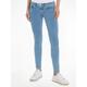 Slim-fit-Jeans TOMMY JEANS "Skinny Jeans Marken Low Waist Mittlere Leibhöhe" Gr. 31, Länge 30, blau (mid blue5) Damen Jeans Röhrenjeans