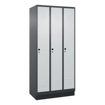 C+P Spind Classic PLUS, Sockel, 3 Abteile, HxBxT 195x90x50cm, Sicherheitsdrehriegel, Anthrazit/Hellgrau von PROREGAL Image