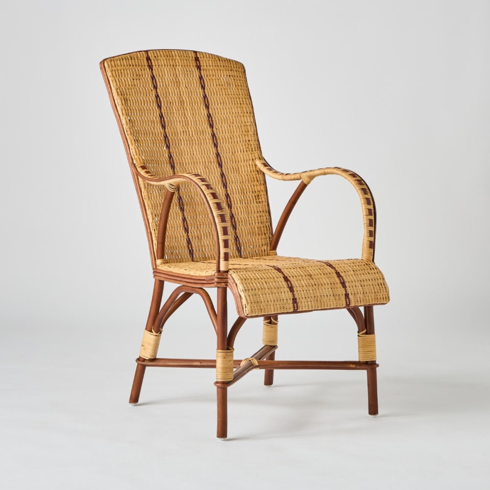 Fauteuil en rotin beige et liseré rouge haut dossier