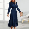 Robe midi élégante à pois pour femmes ourlet fluide taille plissée col en V à lacets mode