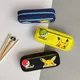 Trousse à Crayons Pokémon Pikachu pour Garçon et Fille Sac Noir Fournitures Scolaires Cadeaux