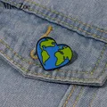 Épingles en émail Love Earth personnalisées broches en forme de cœur et de planète insignes de