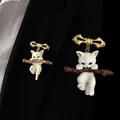 Broche chat animal mignon 3D broches chat blanc tenant une branche broche arbre HDPTree